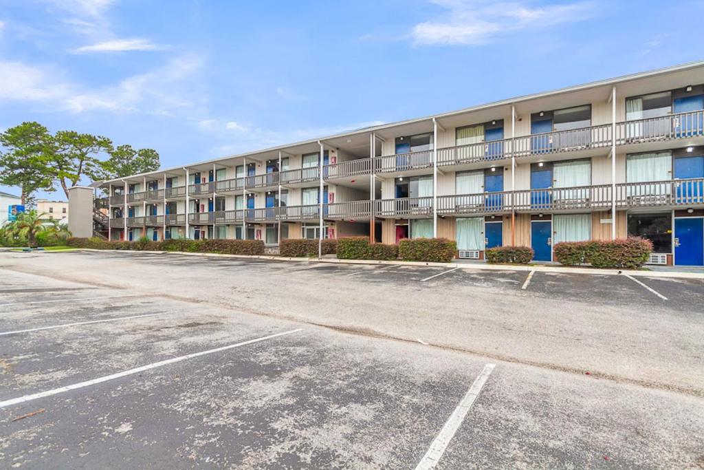 an empty parking lot in front of a building at Studio 6 Extended Stay - Summerville, SC - Charleston in Summerville