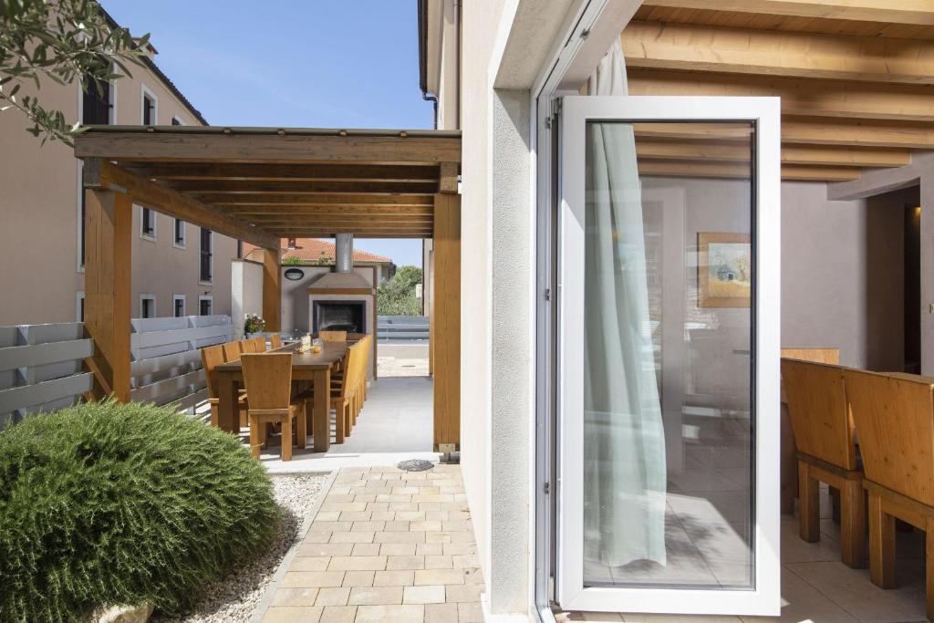 Zdjęcie z galerii obiektu 6-bedroom Villa Chiara with Sea View w mieście Premantura