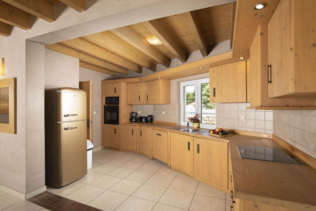 Kuchnia lub aneks kuchenny w obiekcie 6-bedroom Villa Chiara with Sea View