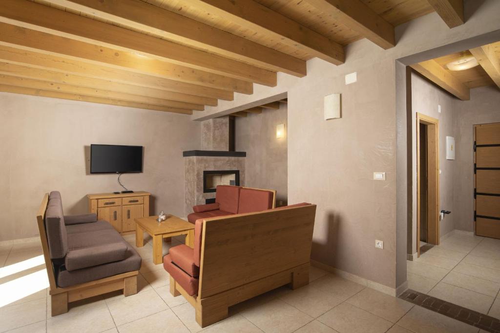 salon z krzesłem i telewizorem w obiekcie 6-bedroom Villa Chiara with Sea View w mieście Premantura