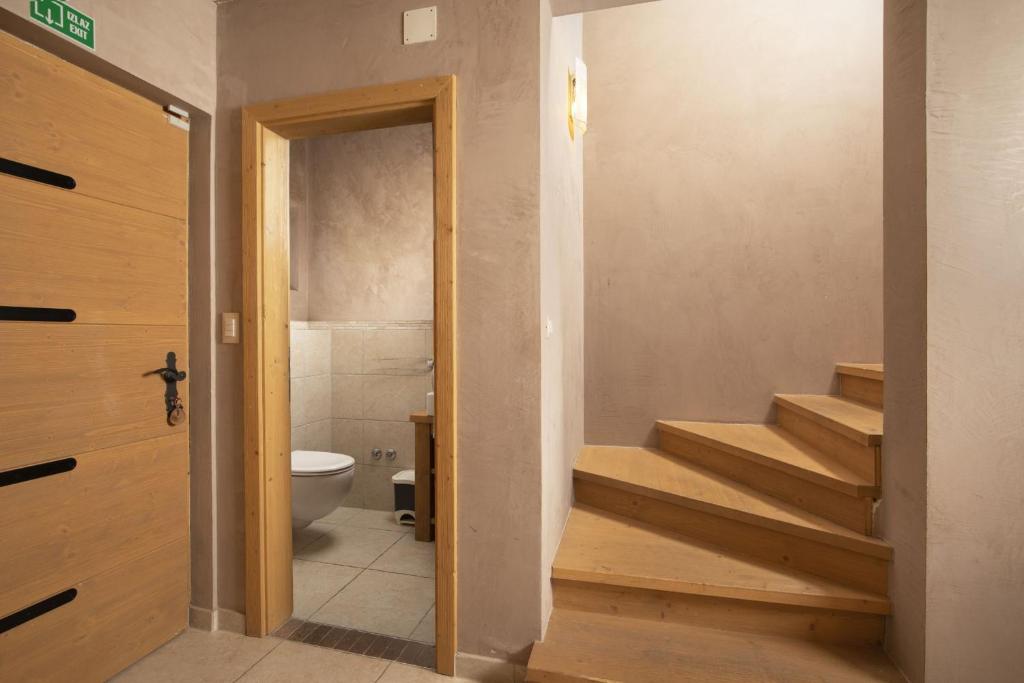 łazienka ze schodami, toaletą i drzwiami w obiekcie 6-bedroom Villa Chiara with Sea View w mieście Premantura