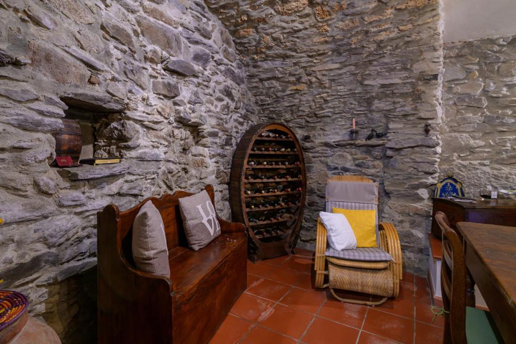 een wijnproeverij met een stenen muur bij Taverna delle Mura in Ameglia