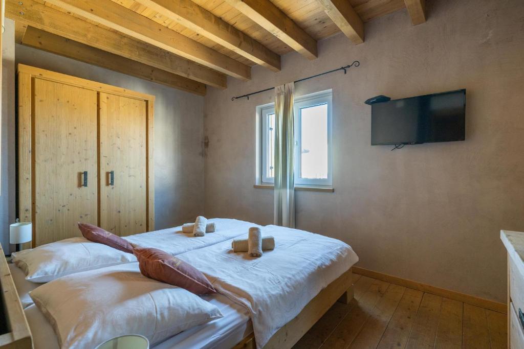 Łóżko lub łóżka w pokoju w obiekcie 6-bedroom Villa Chiara with Sea View