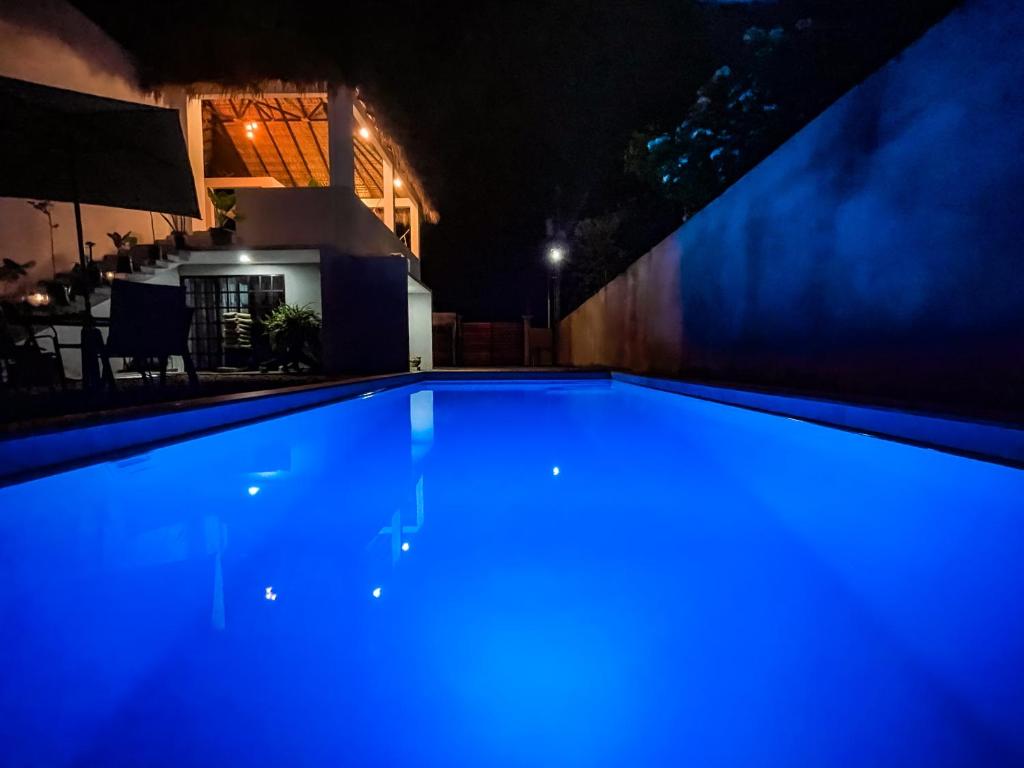Una piscina de noche con luces azules en Casa Solaje - Modern Costal house 5 min from Zica, en Puerto Escondido