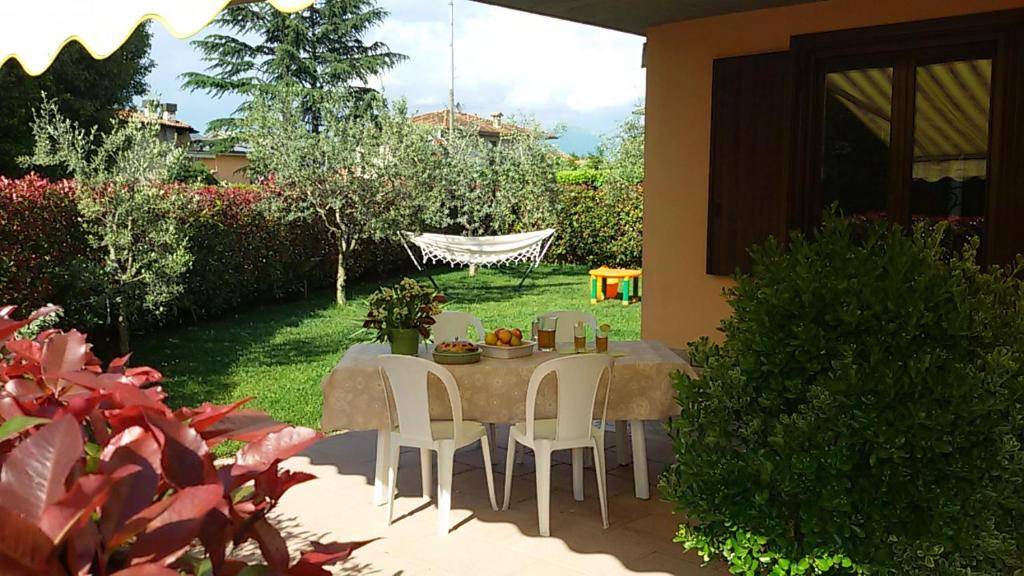 a table and chairs in the yard of a house at B&B Family House Franciacorta in Corte Franca