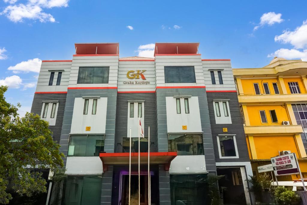 a building with a cgi sign on the front of it at Townhouse Oak Syariah Hotel Binjai in Medan