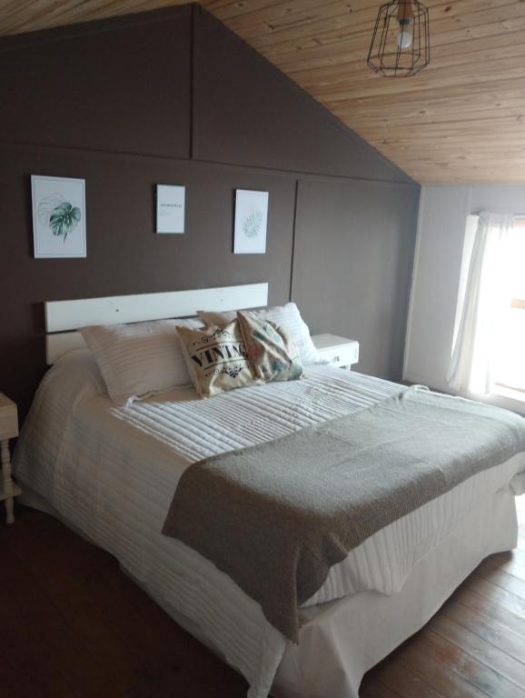 a bedroom with a large bed in a room at Casa Patagónica Los Charitos in El Chalten