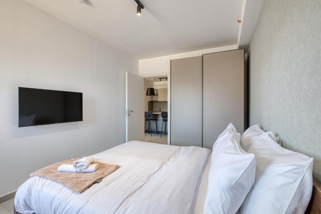 Un pat sau paturi într-o cameră la Central 1 Bedroom St Julians Sleeps 4