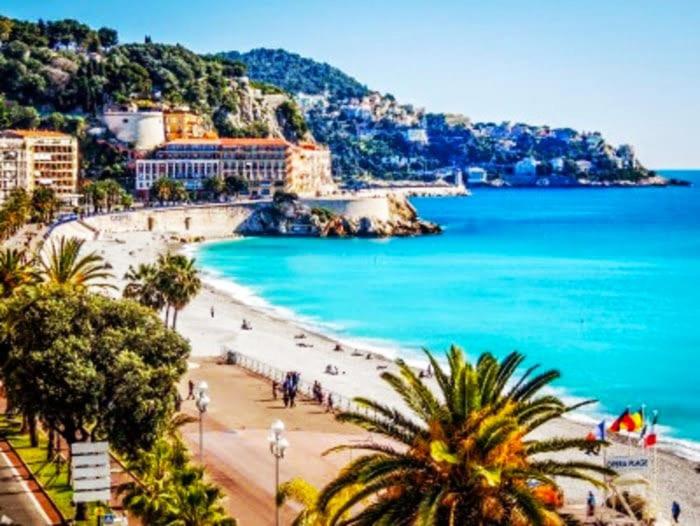 - une plage avec des palmiers et de l'eau bleue dans l'établissement joli studio proche tram et au calme, à Nice
