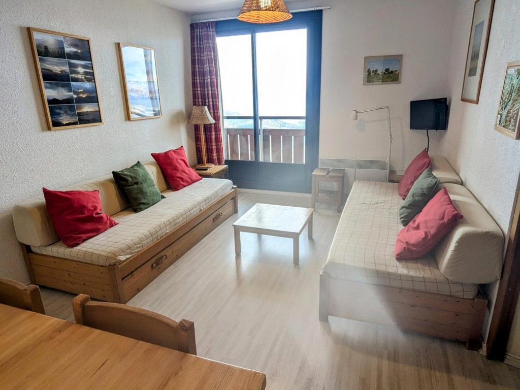 un salon avec deux canapés et une table dans l'établissement Appartement 3 pièces au pied des pistes avec balcon et équipements modernes - FR-1-557-103, à Les Adrets