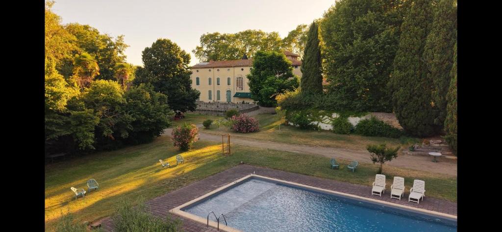 une vue aérienne d'une maison avec piscine dans l'établissement Gîte Superbe L'Ecurie XIXème, à Sallèles-dʼAude
