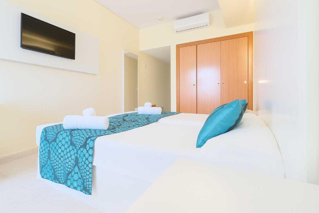 Postel nebo postele na pokoji v ubytování azuLine Hotel Pacific