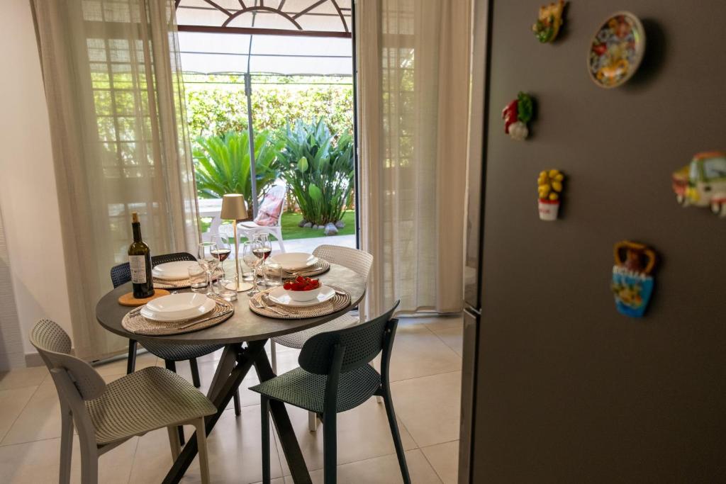 une salle à manger avec une table et des chaises et une fenêtre dans l'établissement Shalacory, à Riposto