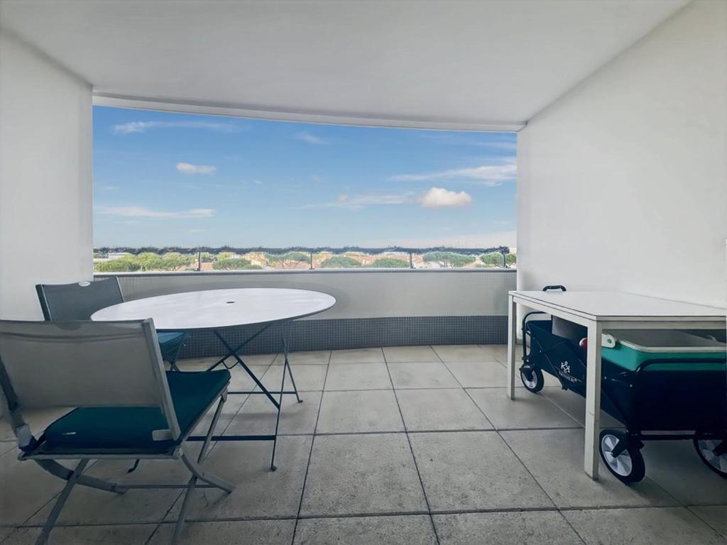une salle avec une table et une table de ping-pong dans l'établissement Charmant appartement PMR avec terrasse, climatisation et parking à Palavas - FR-1-559-42, à Palavas-les-Flots