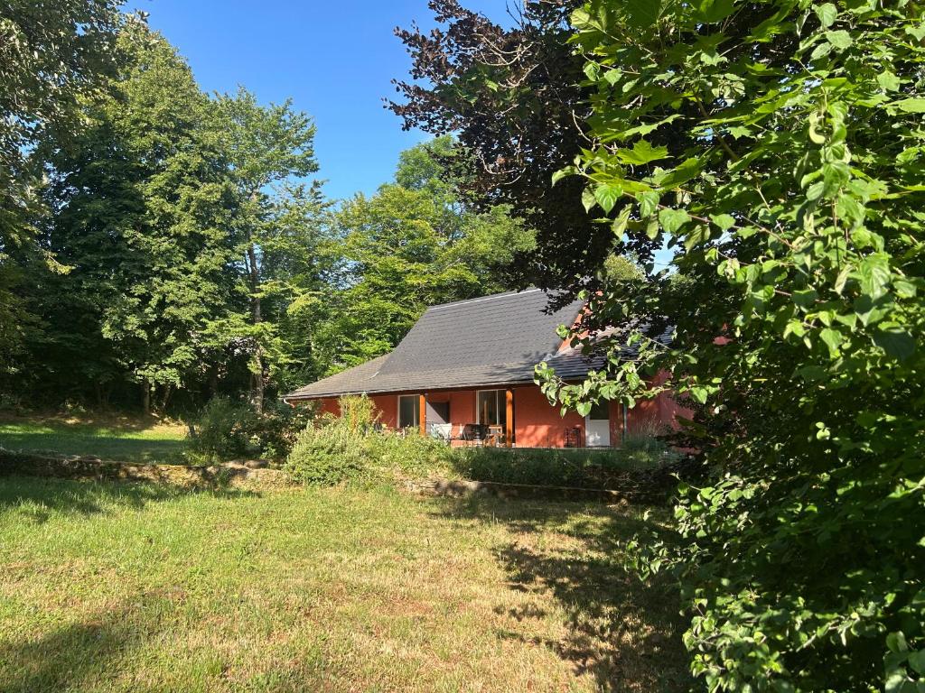 une petite maison au milieu d'un champ dans l'établissement Gîte Lilas 4-6 personnes, à La Salvetat-sur-Agout