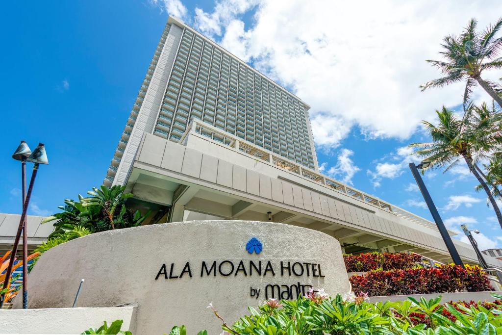 Un cartel de hotel frente a un edificio en Ala Moana Hotel Room Near Beach, en Honolulu