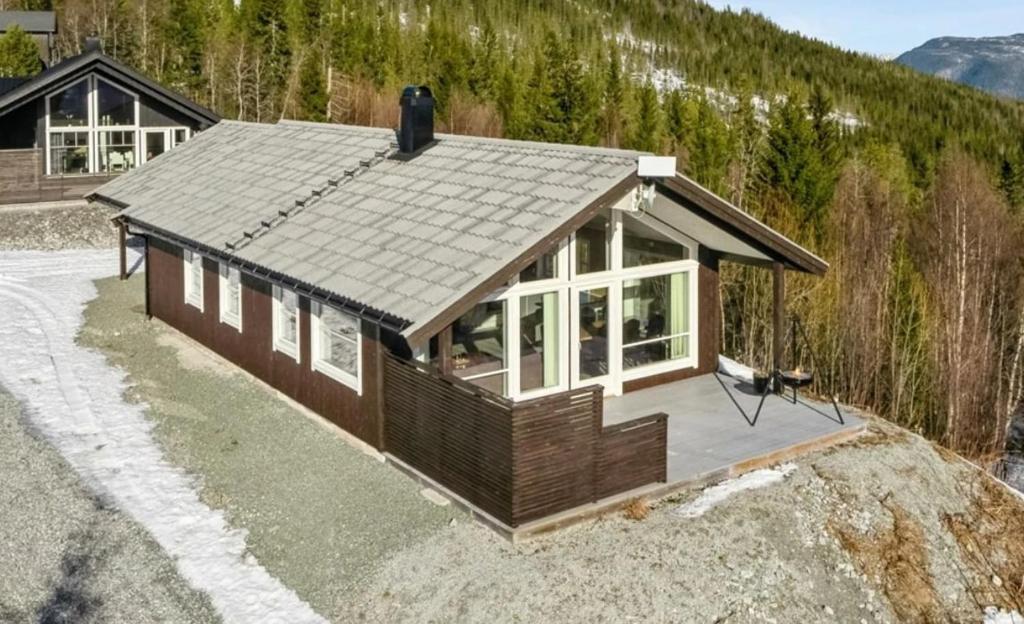 una vista sul tetto di una casa di Cozy cottage in Bjørgan 