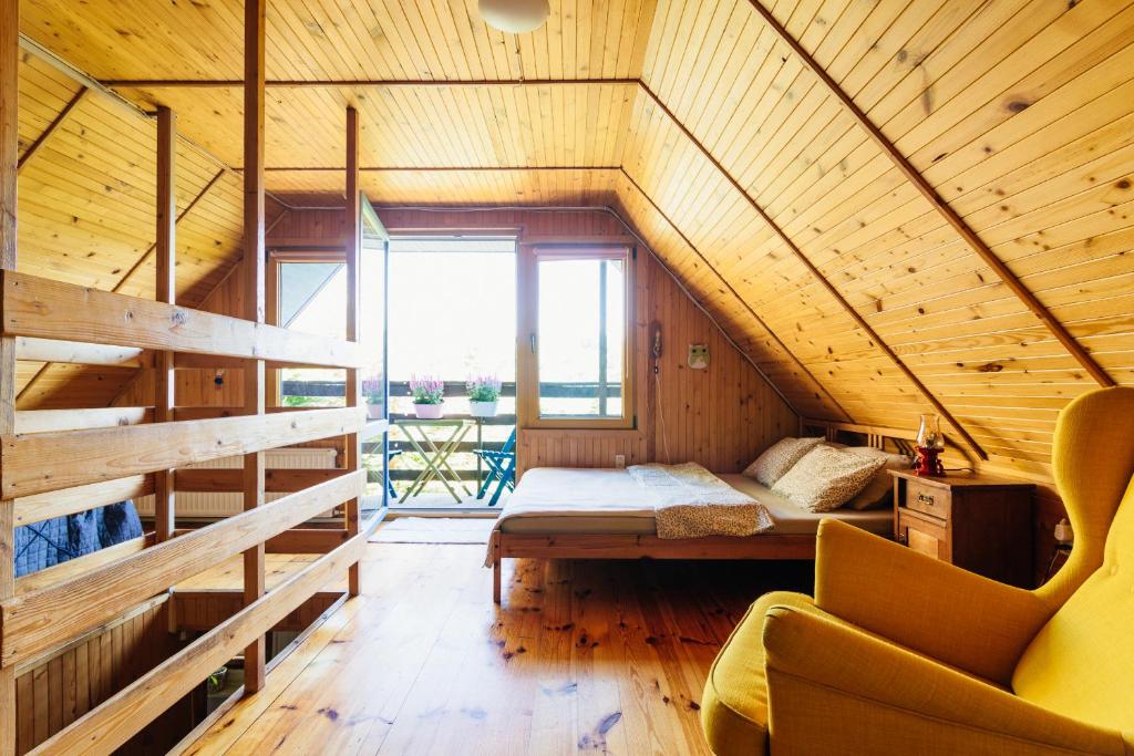 Habitación con cama en una casa de madera en Domek pod bukami, en Szymbark