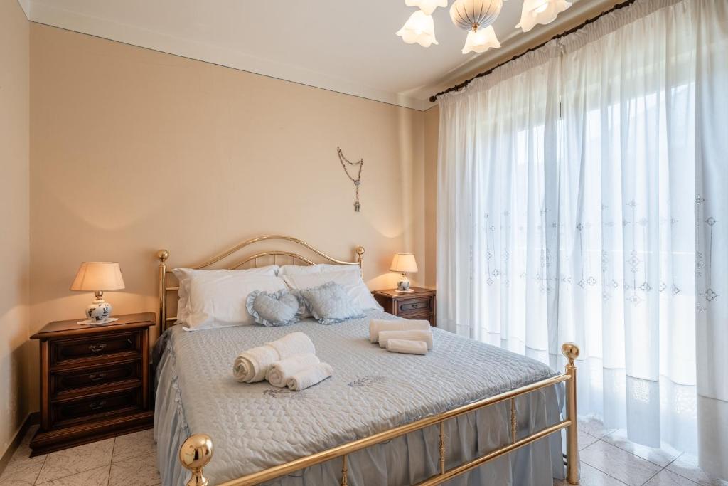 a bedroom with a bed with towels on it at La Casa di Roby in Bagni di Lucca