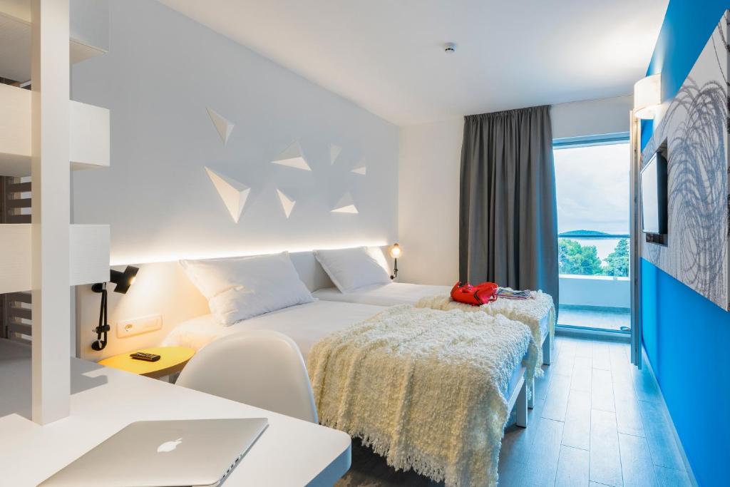 Postel nebo postele na pokoji v ubytování Pharos Hvar Bayhill Hotel