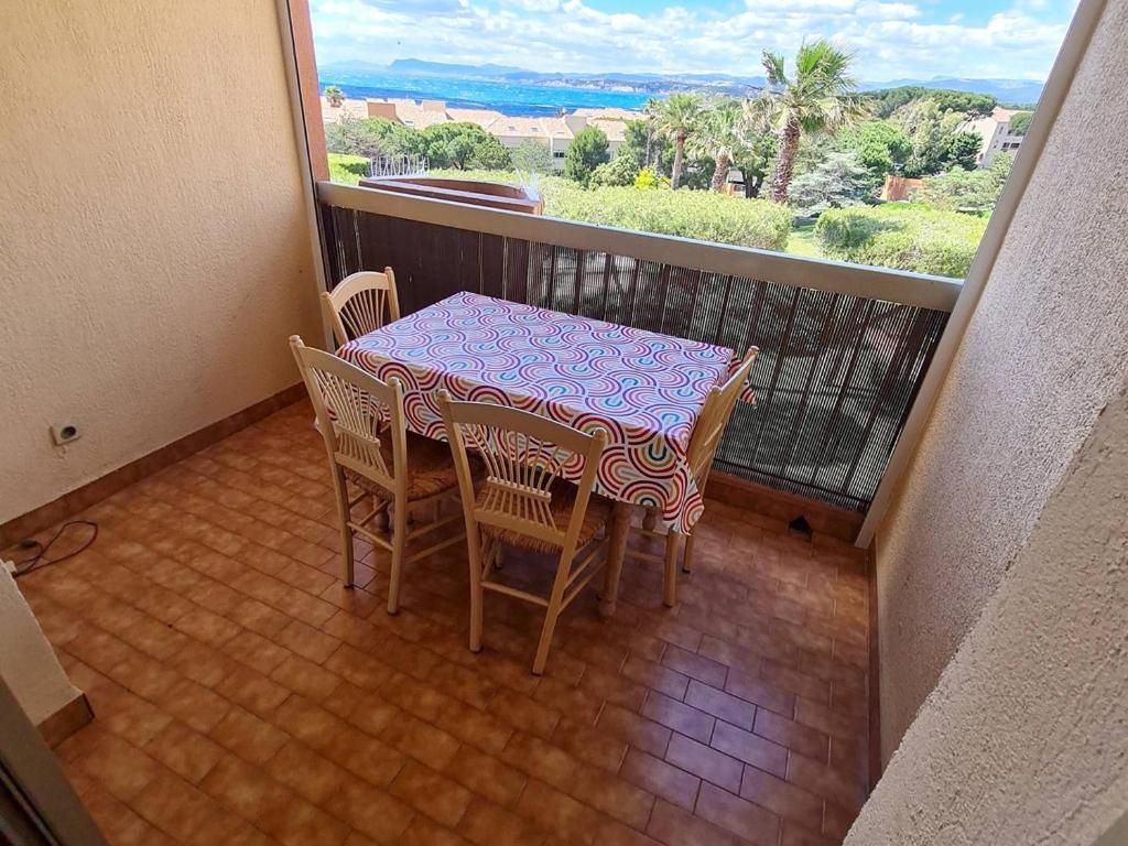 une table et des chaises sur un balcon avec vue dans l'établissement T2 avec Parking Sécurisé, à 300 m de la Plage, Climatisation Mobile - FR-1-316-343, à Six-Fours-les-Plages