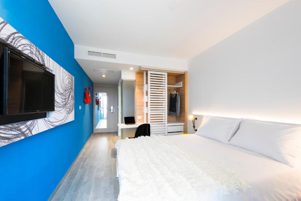 TV a/nebo společenská místnost v ubytování Pharos Hvar Bayhill Hotel