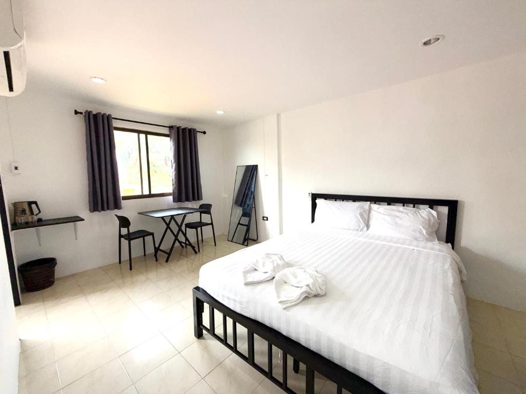 Ένα ή περισσότερα κρεβάτια σε δωμάτιο στο Patong Canal Villa R311