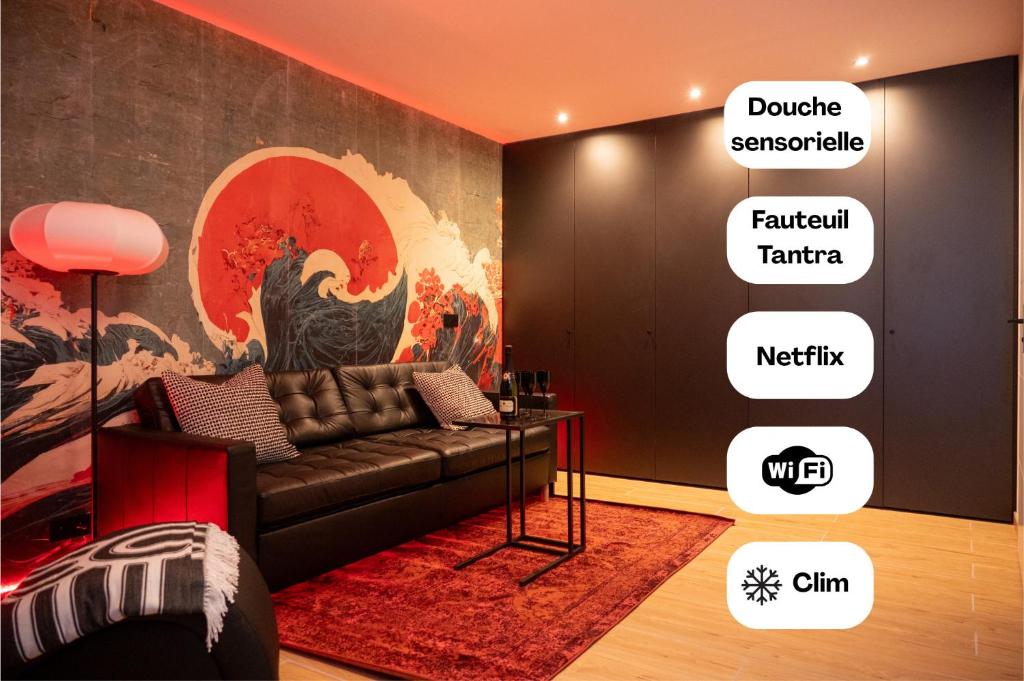 ル・ムイにあるLe Ryokan douche sensorielleのリビングルーム(黒いソファ、赤い敷物付)