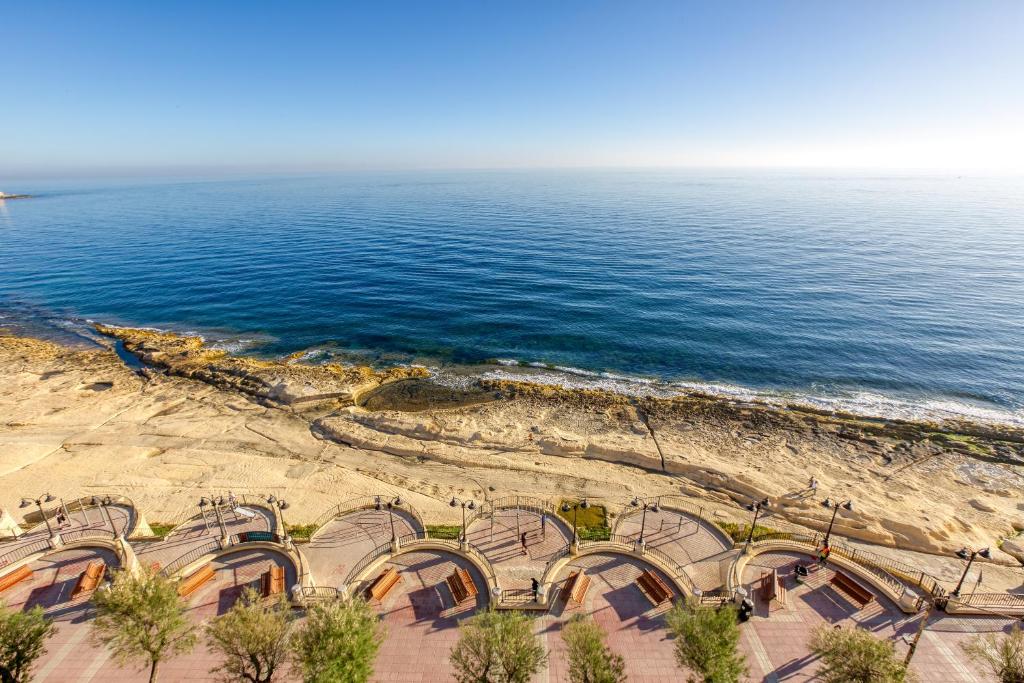 une vue aérienne de la plage et de l'océan dans l'établissement De Redin Suites by Haven and Keys Malta, à Sliema