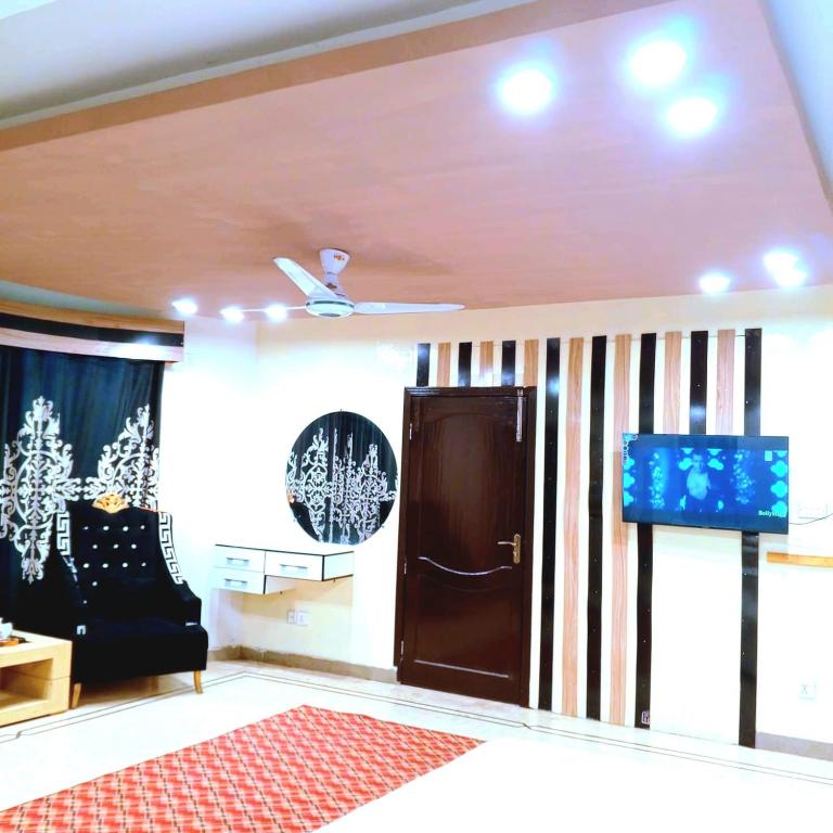 Sky Rose Guest House - Deluxe Double Room With Two Double Beds
