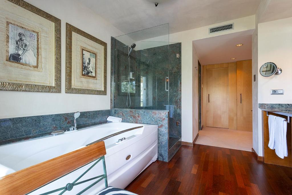 Suites del Mar Fenals Apartments - imagen 1