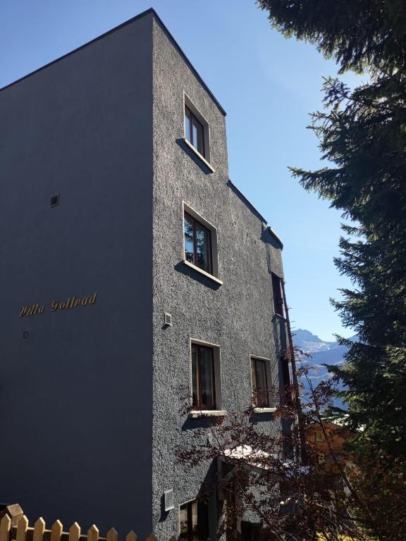 a building with three windows on the side of it at Gollrad 1 in Arosa
