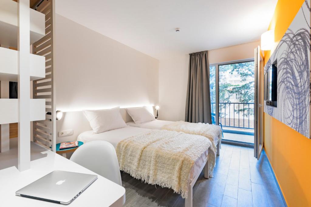 Postel nebo postele na pokoji v ubytování Pharos Hvar Bayhill Hotel
