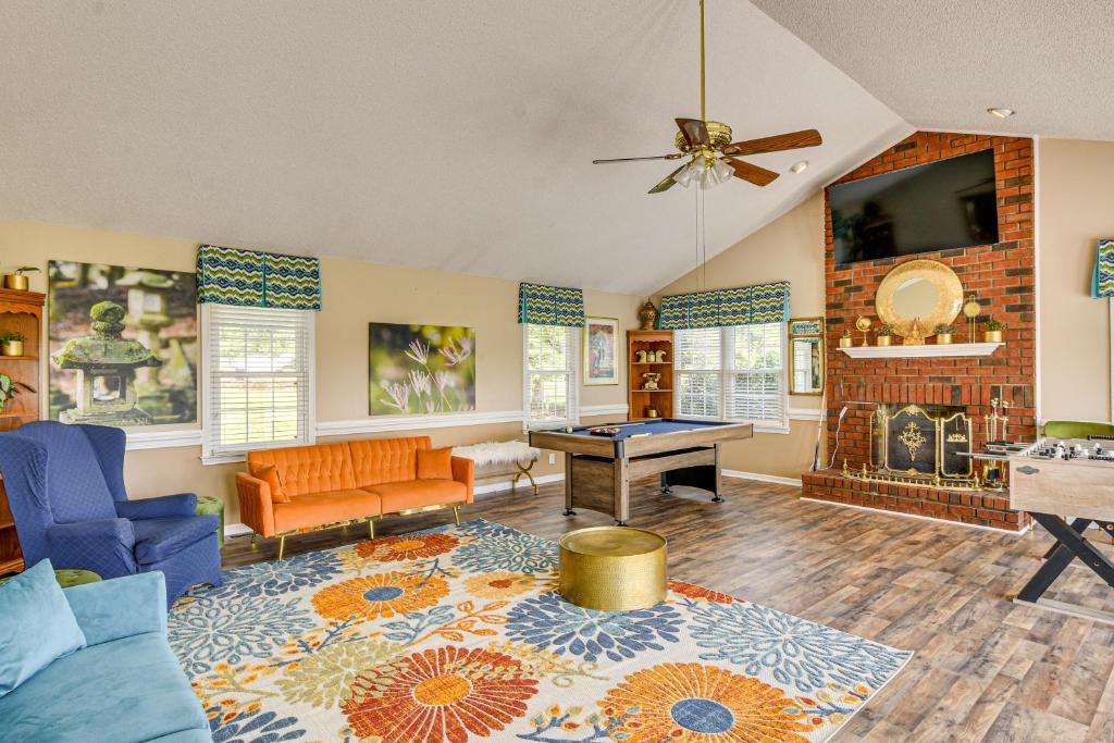 Χώρος καθιστικού στο 78-Acre Retreat Near Campbell U Fish, Play, Relax