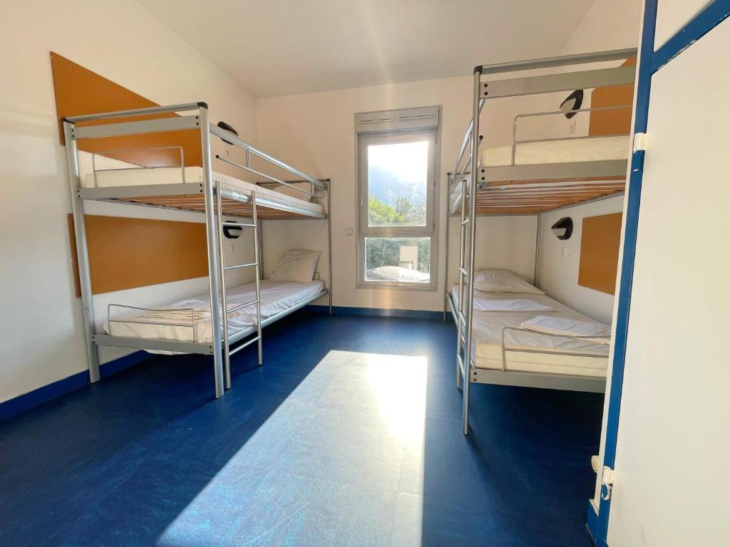 Auberge de Jeunesse HI Grenoble - 四人间 - 带浴室