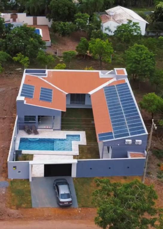 an aerial view of a house with solar panels on it at Casa Piscina Centro BonitoMS in Bonito