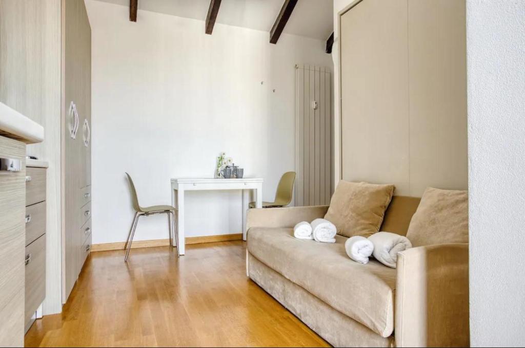 Χώρος καθιστικού στο Monolocale in Centro Milano - AC - WiFi