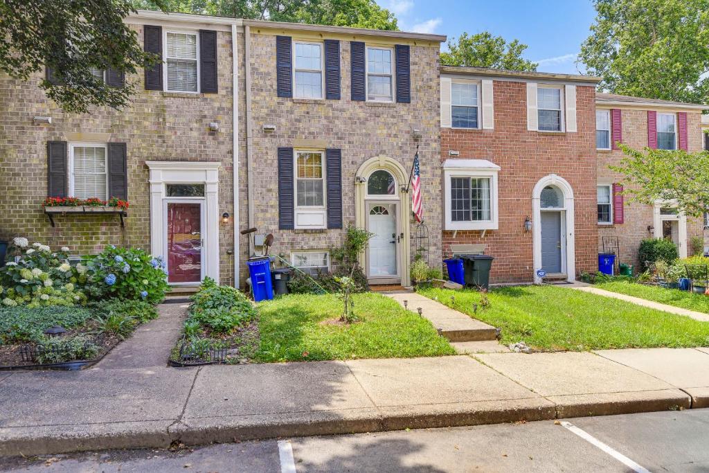 哥伦比亚Less Than 25 Mi to Downtown Baltimore and DC Apt with Deck的前面有旗帜的砖房