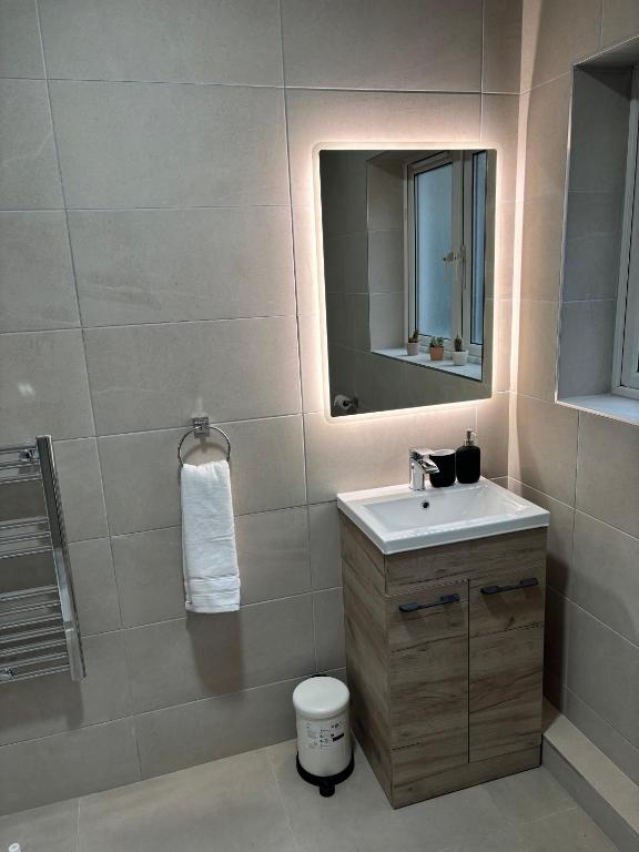 Excellent Central Location Apt 2 R2 - Resim 18