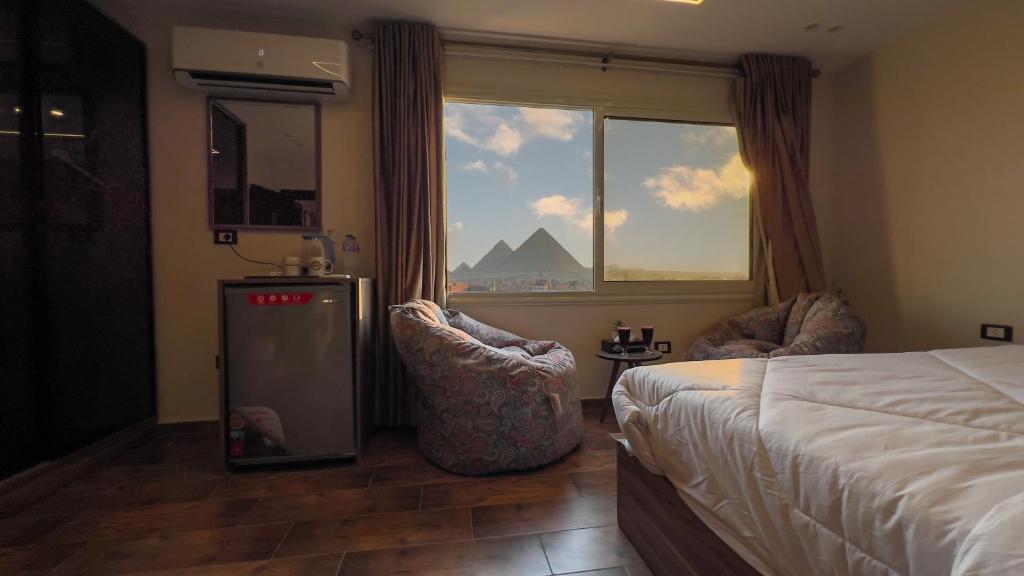 Giường trong phòng chung tại Rotana Pyramids View