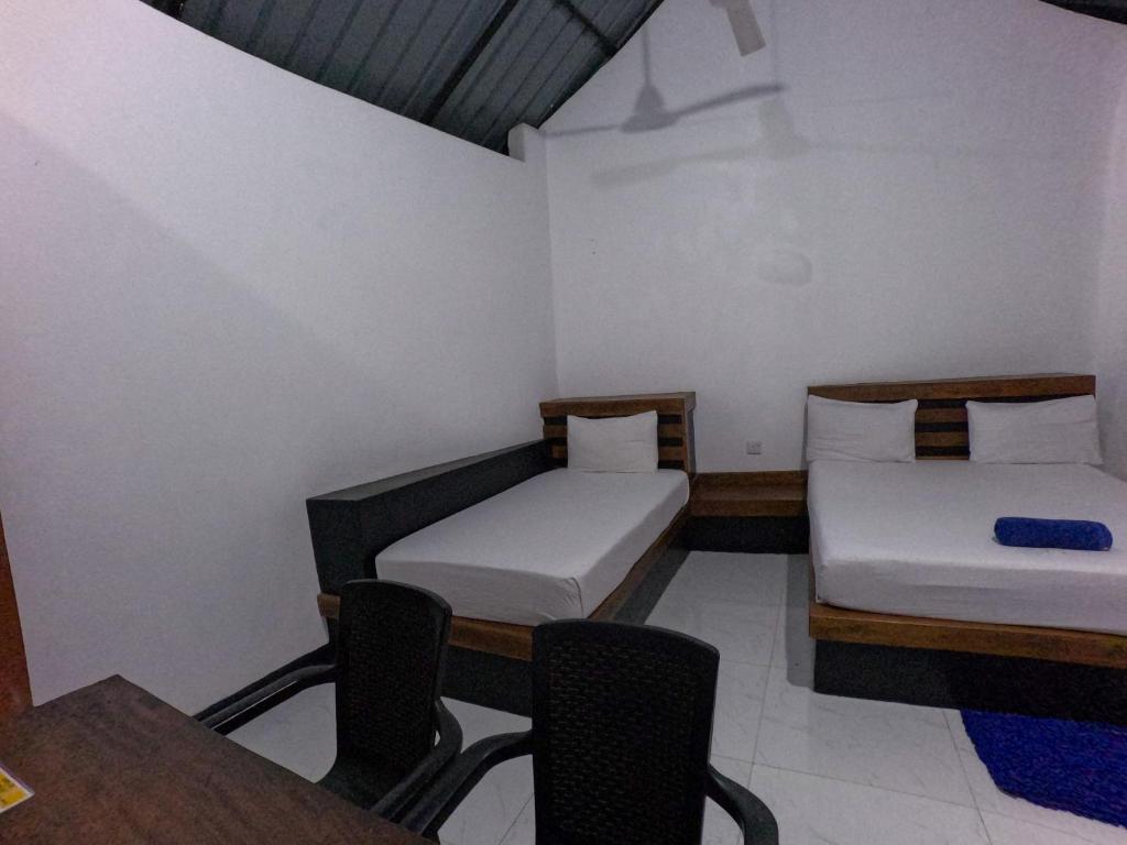 Orient Lodge - Galewela - Economy Quadruple Room