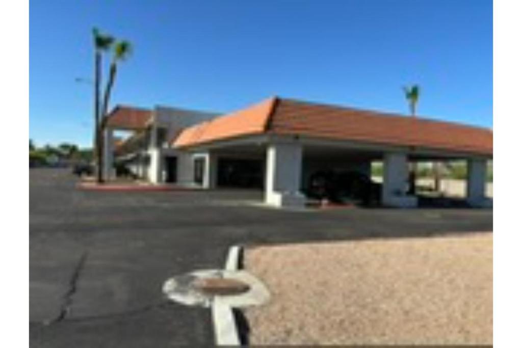un parcheggio con un edificio con palme di Motel 6 Mesa, AZ - Downtown a Mesa