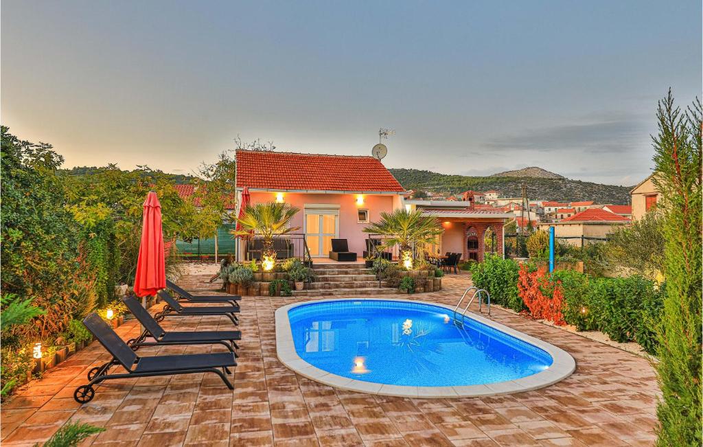 Πισίνα στο ή κοντά στο 3 Bedroom Cozy Home In Gustirna