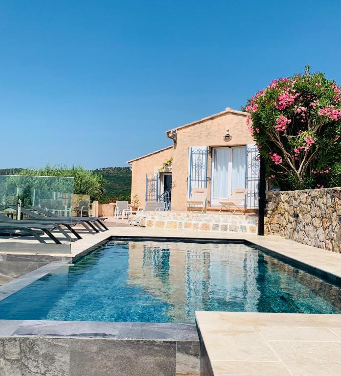 une piscine devant une maison dans l'établissement Villa Fleur Oranger Issambres, vue mer, 15mn plage, aux Issambres