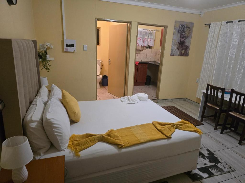 En eller flere senge i et værelse på JayLa SELFCATERING ACCOMMODATION