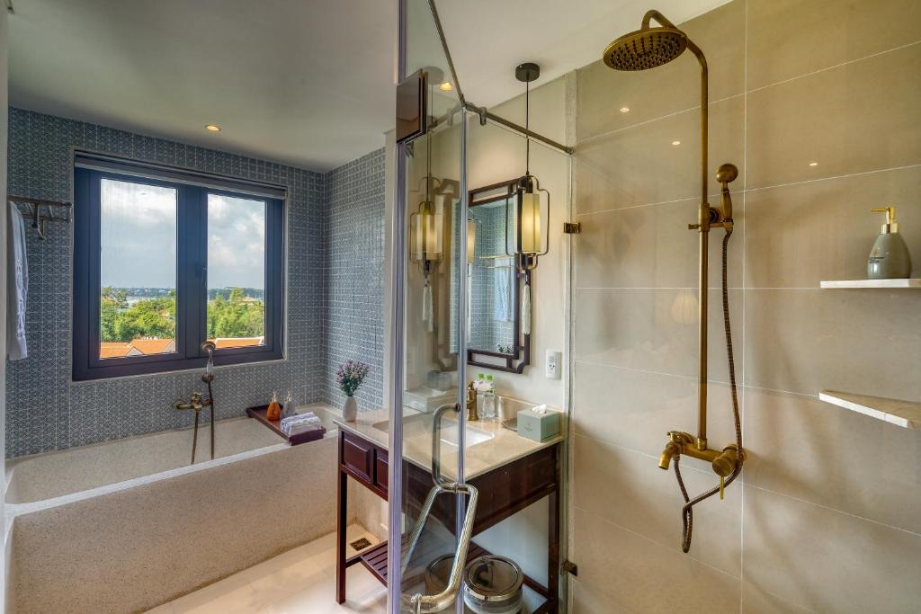 Premium Double/Twin Room, Bathtub, Balcony with Quiet Street View