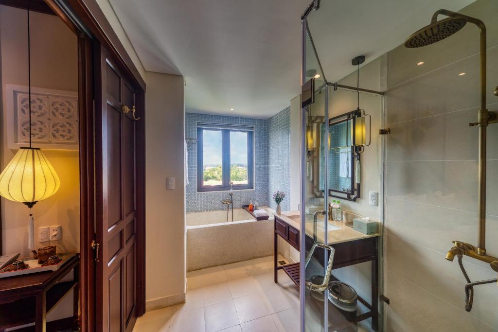 Savvy King/Twin Suite, Bathtub, Balcony with Riverside View