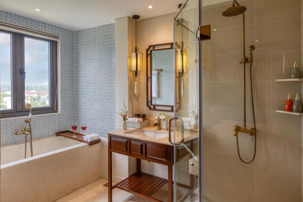 Premium Double/Twin Room, Bathtub, Balcony with Quiet Street View