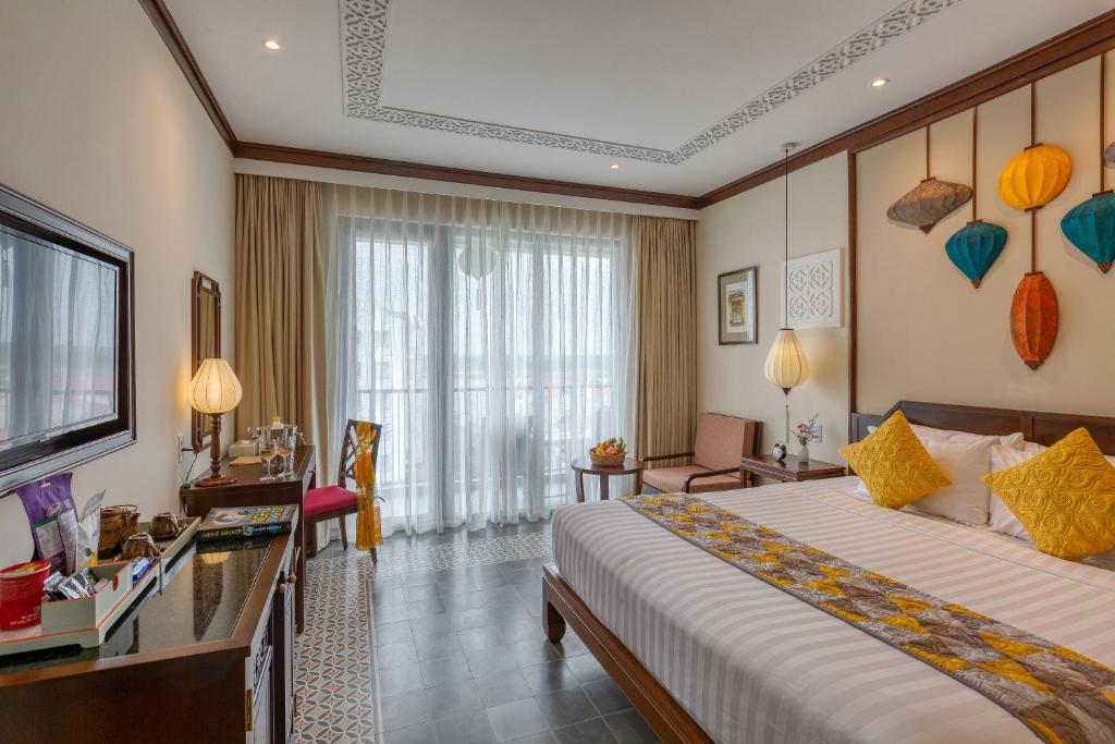 Savvy Family Connecting Suite, Bathtub, Balcony with Riverside View