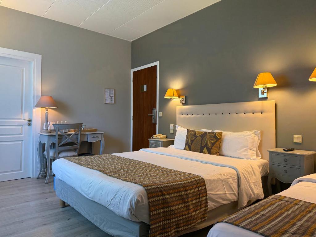 Hotel des Pins - Habitación Triple Confort (Baño)